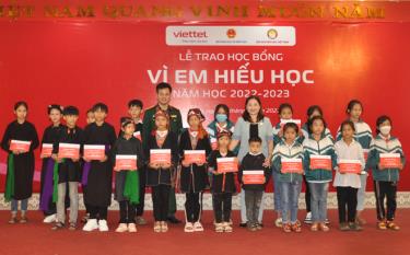 Đồng chí Vũ Thị Hiền Hạnh - Phó Chủ tịch UBND tỉnh và lãnh đạo Viettel Yên Bái tặng học bổng cho 20 học sinh Trường TH&THCS xã Tân Nguyên, huyện Yên Bình và Trường TH&THCS xã Trung Tâm, huyện Lục Yên.