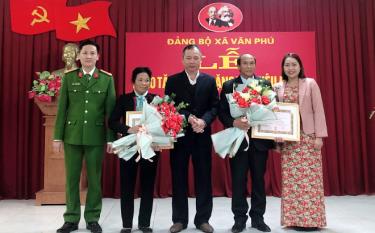 Đồng chí Nguyễn Tiến Đỗ - Trưởng công an Thành phố Yên Bái thay mặt Ban Thường vụ Thành ủy và lãnh đạo Đảng bộ xã Văn Phú trao huy hiệu, chúc mừng đảng viên nhận Huy hiệu Đảng.
