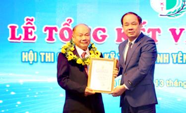 Đồng chí Tạ Văn Long - Phó Bí thư Thường trực Tỉnh ủy, Chủ tịch HĐND tỉnh, Chủ tịch Liên hiệp các Hội khoa học và Kỹ thuật tỉnh trao Giấy chứng nhận cho ông Vũ Hữu Lê với Giải pháp “Máy vò chè đa năng” xuất sắc giành giải Nhất.