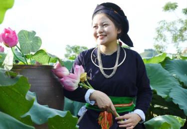 Nong Thi Thuy Niem, President of Khap Coi Youth Club of Muong Lai, Luc Yen.