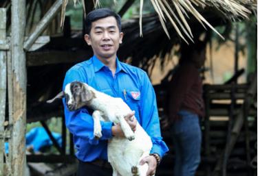 Anh Lương Kiều Vũ với sáng kiến trao dê cho thanh niên yếu thế đã giúp được cho nhiều gia đình trẻ ở địa phương.