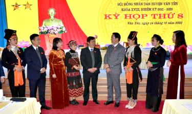 Đồng chí Nguyễn Quốc Luận – Phó Trưởng đoàn Đại biểu Quốc hội tỉnh; đồng chí Hoàng Thị Thanh Bình – Phó Chủ tịch HĐND tỉnh cùng đại biểu HĐND huyện Văn Yên trao đổi bên lề Kỳ họp.