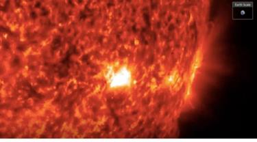 Một quả pháo sáng vũ trụ được khai hỏa từ vết đen Mặt Trời AR3165 - Ảnh: SDO/NASA