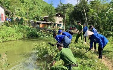 Đoàn viên thanh niên huyện Trấn Yên tình nguyện tham gia vệ sinh môi trường.