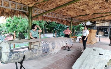 Các bạn trẻ thăm quan gian trưng bày những hiện vật lịch sử tỉnh Yên Bái giai đoạn chống Mỹ cứu nước tại Bảo tàng tỉnh.