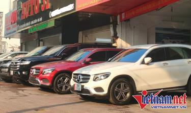 Dàn xe sang đã qua sử dụng đang nằm dài chờ khách. Ảnh: Y Nhụy.