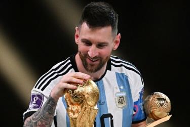 Messi hôn lên Cup vàng sau trận chung kết với Pháp tối 18/12  trên sân Lusail