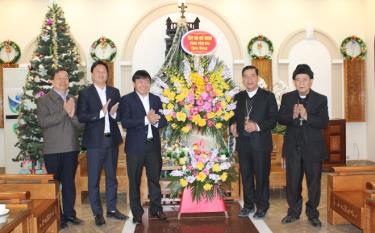Thay mặt lãnh đạo tỉnh Yên Bái, đồng chí Giàng A Tông tặng hoa chúc mừng Tòa Giám mục Giáo phận Hưng Hóa nhân dịp Noel 2022.