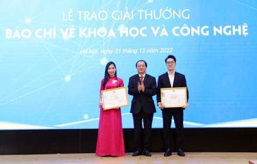 Bộ trưởng Bộ Khoa học và Công nghệ Huỳnh Thành Đạt trao giải Nhất Giải thưởng báo chí về khoa học và công nghệ năm 2021