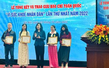 Bộ trưởng Bộ y tế trao Bằng khen và chụp ảnh cùng các tác giả báo chí đạt giải cao