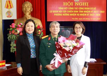 Lãnh đạo Công đoàn Viên chức tỉnh tặng hoa Công đoàn cơ sở cơ quan Thường trực Hội Cựu chiến binh tỉnh.