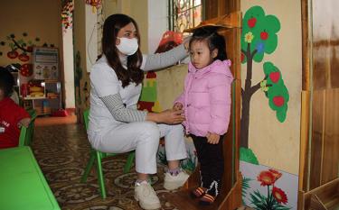 Cán bộ Trạm Y tế xã Yên Bình đo chiều cao, theo dõi sự phát triển của trẻ tại Trường Mầm non xã Yên Bình.