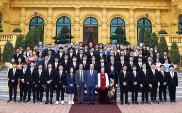 Chủ tịch nước Nguyễn Xuân Phúc với các học sinh tại buổi gặp mặt.