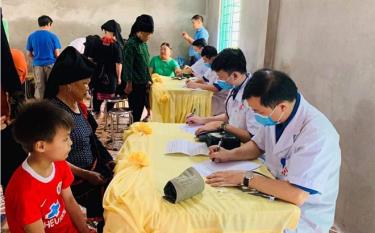 Người dân được khám sức khỏe tại Trạm Y tế xã Xuân Tầm, huyện Văn Yên.