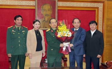 Đồng chí Tạ Văn Long - Phó Bí thư Thường trực Tỉnh ủy, Chủ tịch HĐND tỉnh cùng các đồng chí lãnh đạo tỉnh tặng hoa chúc mừng Đoàn đại biểu tỉnh Yên Bái tham dự Đại hội đại biểu toàn quốc Hội CCB Việt Nam