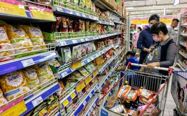 Công tác quản lý, điều hành giá góp phần quan trọng trong việc kiểm soát lạm phát. Trong ảnh, người dân ở TP.HCM đang mua sắm tại siêu thị.