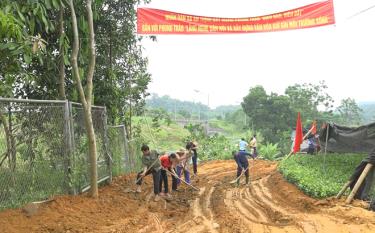 Đồng bào Công giáo xã An Thịnh, huyện Văn Yên tích cực hiến đất, cây cối, hoa màu trên đất, phá bỏ, dịch chuyển tường rào để mở rộng đường nông thôn.