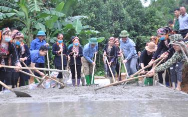 Hoạt động hướng về cơ sở của cấp ủy, chính quyền địa phương là môi trường tốt để tiếp thu ý kiến của nông dân nhằm xây dựng Đảng, chính quyền ngày càng trong sạch, vững mạnh. Trong ảnh : Hoạt động Ngày thứ Bảy cùng dân của lãnh đạo huyện Trấn Yên.