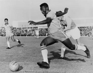 Tiền đạo Brazil Pele đi bóng trong trận giao hữu ở Malmoe (Thụy Điển) ngày 8/5/1960. Pele ghi hai bàn, góp phần vào chiến thắng 7-1 cho tuyển quốc gia.