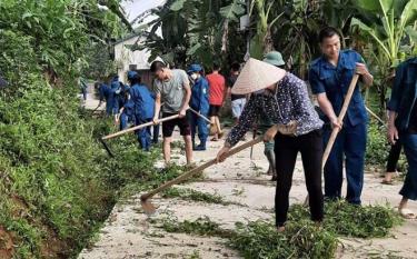 Nhân dân xã Thịnh Hưng tham gia vệ sinh môi trường, đường giao thông nông thôn.