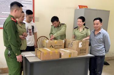 Cục Quản lý thị trường tỉnh phối hợp với Đội Cảnh sát kinh tế, Công an thành phố Yên Bái tạm giữ các kiện hàng là thuốc lá điện tử không nguồn gốc, xuất xứ.