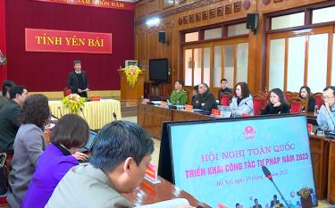 Đồng chí Trần Huy Tuấn - Phó Bí thư Tỉnh ủy, Chủ tịch UBND tỉnh phát biểu tham luận tại Hội nghị.