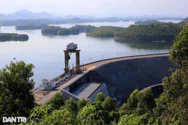 Đập chính Nhà máy Thủy điện Thác Bà (Ảnh: Báo Dân Trí)