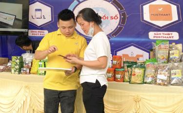 Cán bộ Bưu điện tỉnh hướng dẫn nông dân đưa sản phẩm lên sàn thương mại điện tử Postmart.vn. 
