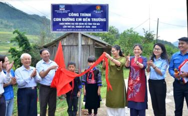 Representatives of the provincial Youth Union and Nguyen Sieu Primary - Secondary - High School (Hanoi) at the inauguration of the “road to school” programme.