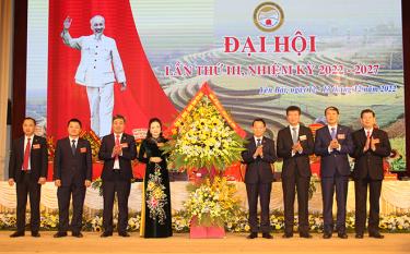 Secretary of Provincial Party Committee Do Duc Duy and Chairman of Yen Bai Provincial People's Committee Tran Huy Tuan present flowers to congratulate the congress.
