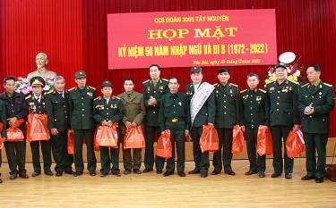 Ban liên lạc CCB Đoàn 3005 Tây Nguyên tỉnh Yên Bái tặng quà cho các CCB gắn bó với Hội hơn 20 năm qua.
