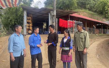 Bí thư Chi bộ Háng Bla Ha B, xã Khao Mang - Vàng A Hồng (thứ 3 từ trái sang) trao đổi với bà con nhân dân về xây dựng nông thôn mới.