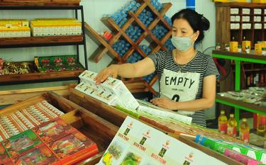 Người dân đến cửa hàng bán các sản phẩm OCOP Yên Bái để mua thực phẩm.