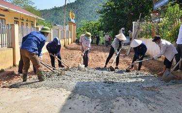 Nhân dân xã Phong Dụ Thượng, huyện Văn Yên bê tông hóa đường nông thôn.