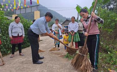 Ông Trần Văn Hùng tham gia vệ sinh môi trường cùng với người dân