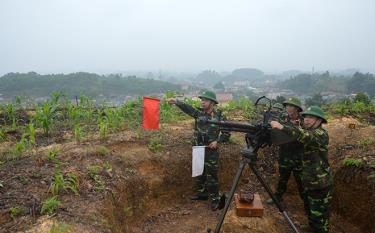 Huấn luyện Tiểu đội Súng máy phòng không Bộ Chỉ huy Quân sự tỉnh.