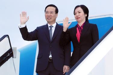 Chủ tịch nước Võ Văn Thưởng và phu nhân vẫy tay chào đông đảo người Việt Nam, quan chức Nhật Bản ra tiễn tại sân bay Fukuoka ngày 30-11