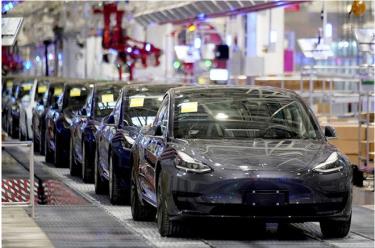 Xe điện Model 3 của Tesla do Trung Quốc sản xuất tại một nhà máy ở Thượng Hải (Trung Quốc)