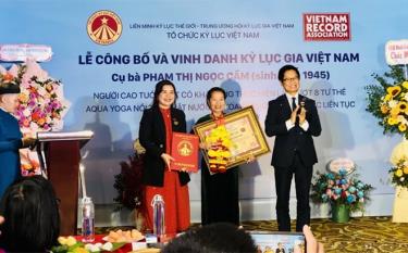 Tổ chức Kỷ lục Việt Nam (VietKings) trao bằng chứng nhận cho cụ bà Phạm Thị Ngọc Cầm.