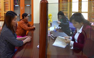 Người dân đến Chi cục Thuế huyện Mù Cang Chải giải quyết thủ tục hành chính.