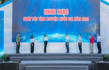 Các đại biểu thực hiện nghi thức khai mạc Ngày hội Tình nguyện Quốc gia năm 2023.