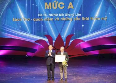 Bí thư Trung ương Đảng, Trưởng ban Tuyên giáo Trung ương Nguyễn Trọng Nghĩa trao tặng thưởng cho tác giả đạt mức A.
