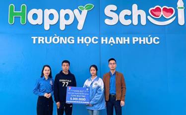 Lãnh đạo Thành đoàn dafabet dang nhap Bái trao quà cho em Trần Thúy Hồng- lớp 10A3, Trường THPT Lý Thường Kiệt, thành phố dafabet dang nhap Bái.