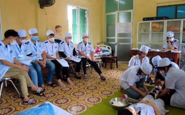 Sinh viên lớp Cao đẳng Điều dưỡng, Trường Cao đẳng đăng nhập dafabet trong giờ thực hành.