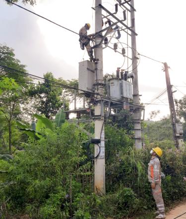 Công nhân ĐLTP Yên Bái kiểm tra, bảo dưỡng trạm biến áp.