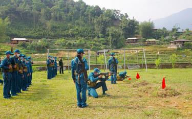 Huấn luyện lực lượng dân quân tại xã Hát Lừu, huyện Trạm Tấu.