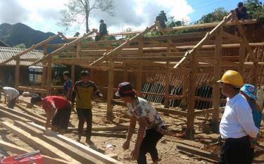 Người dân xã Nậm Khắt chung tay xây dựng nhà ở đảm bảo 3 cứng.