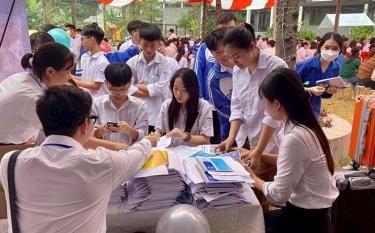 Ngày hội việc làm tại huyện Yên Bình  năm 2023 do Trung tâm Dịch vụ việc làm tỉnh Yên Bái tổ chức thu hút nhiều bạn trẻ đến tìm hiểu dafabet com tham gia nhiều ý kiến đề xuất về cơ hội việc làm sau khi tốt nghiệp THPT.