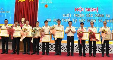 Cục Thuế tỉnh dafabet com nhận giấy khen của Tổng cục Thuế trong công tác xây dựng, triển khai các công cụ công nghệ thông tin phục vụ công tác quản lý thuế.