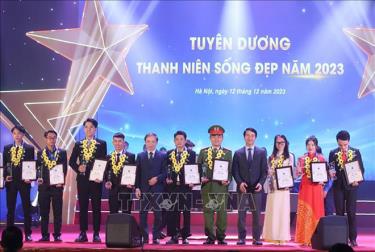 Phó Trưởng ban Thường trực Ban Dân vận Trung ương Phạm Tất Thắng và Bí thư Thường trực Trung ương Đoàn, Chủ tịch Hội LHTN Việt Nam Nguyễn Ngọc Lương trao Giải thưởng “Thanh niên sống đẹp” năm 2023.